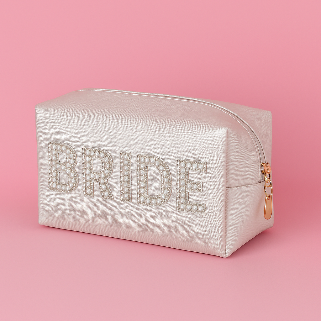 BRIDE Make-up Tasje – Luxe Satijnen Etui met Parelletters
